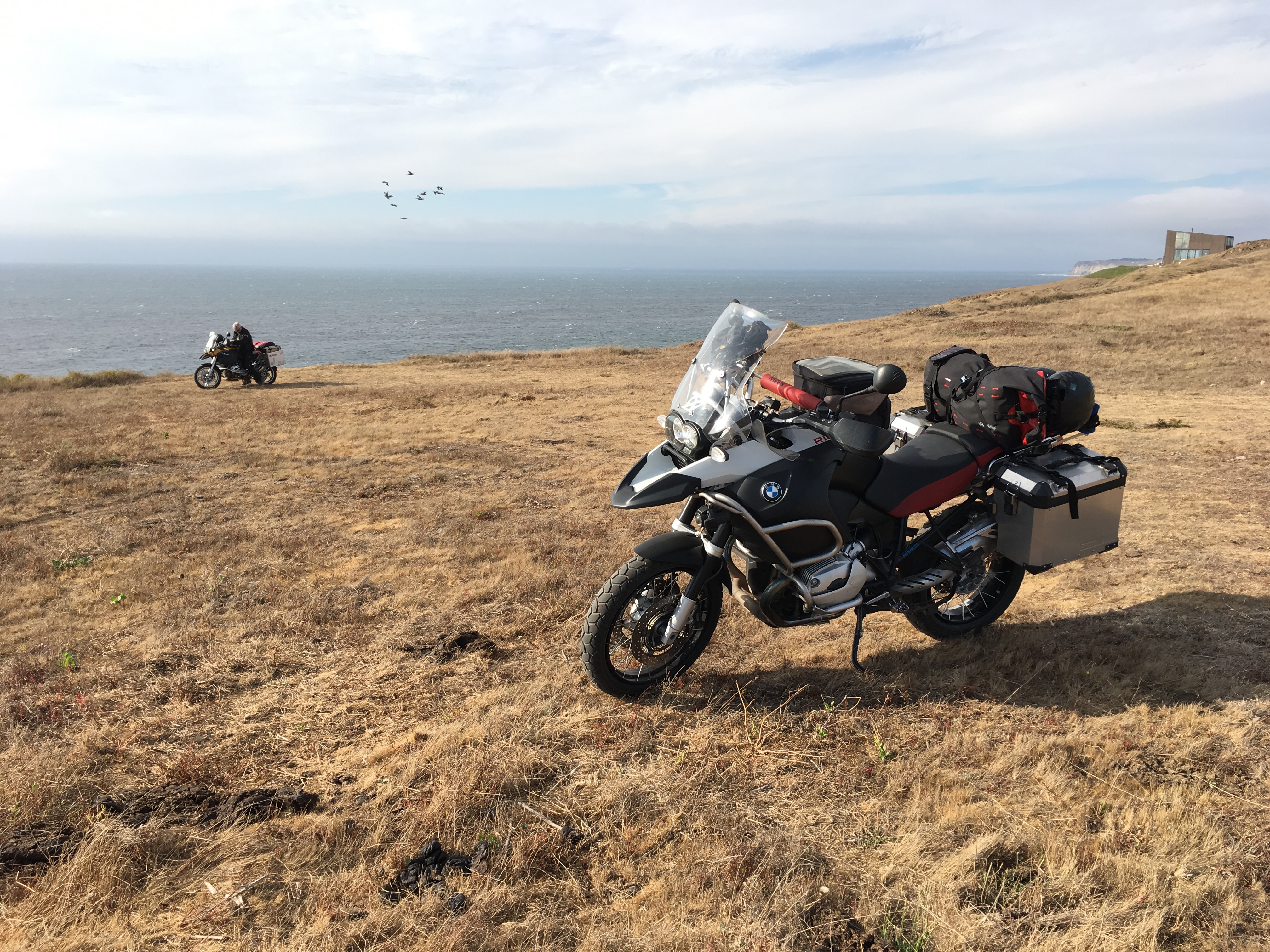 Die Motorräder auf Klippe am Pazifik 